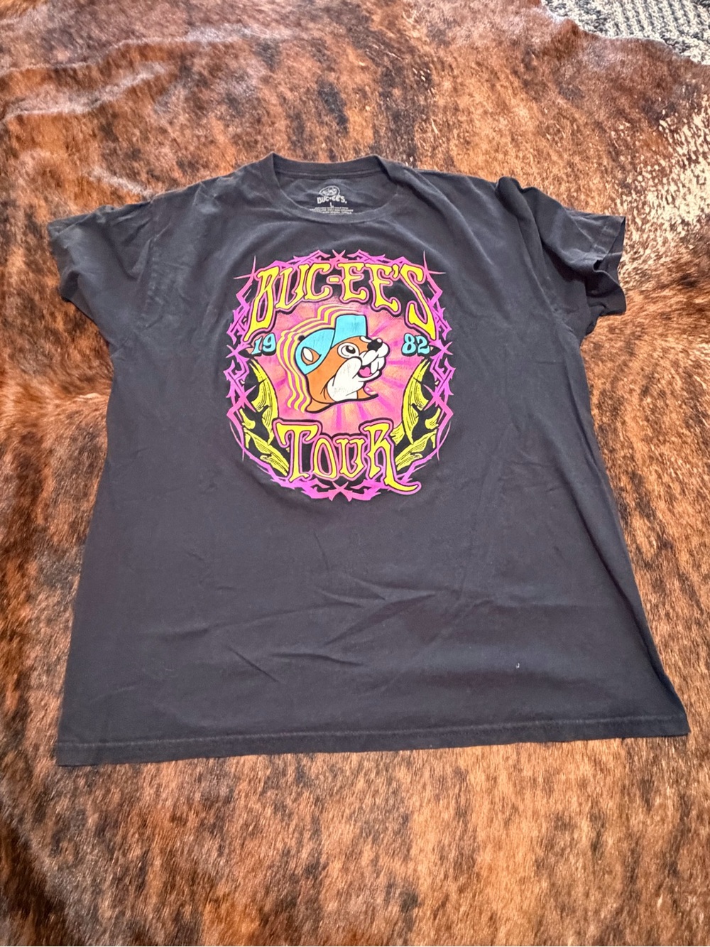 BUC-EE'S tour T-Shirt  1982-2021 Mens size L souvenir shirt gas station beavers